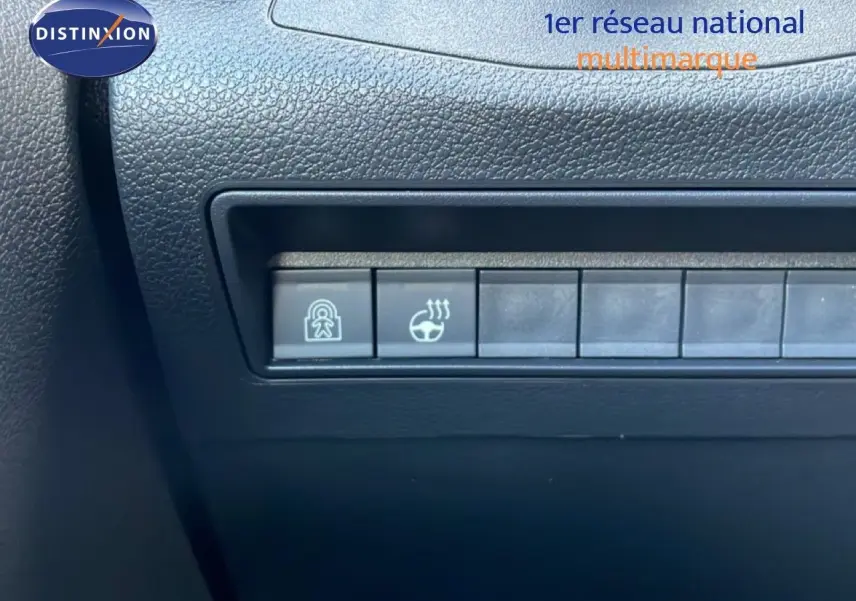 Gros plan sur les boutons de commande intérieurs noirs du Citroën Berlingo Multispace blanc glacier, version 2025.