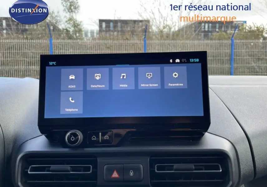 Écran tactile central du tableau de bord du Citroën Berlingo blanc, avec commandes multimédia visibles.