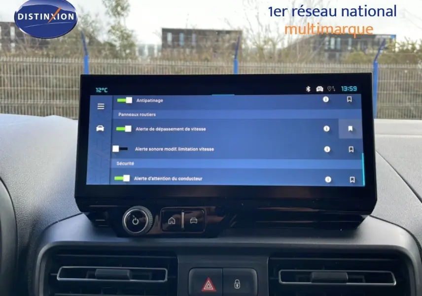 Écran tactile central affichant les réglages d'assistance à la conduite dans un Citroën Berlingo blanc glacier, vue intérieure frontale.