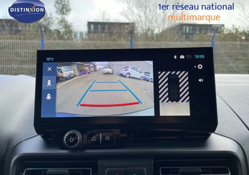 Écran central affichant la caméra de recul du Citroën Berlingo blanc glacier, vue intérieure du tableau de bord.