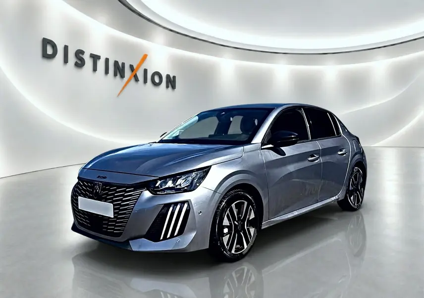 Peugeot 208 1.2 100 Allure gris Artense en 3/4 avant droit, avec phares LED et jantes alliage noires.
