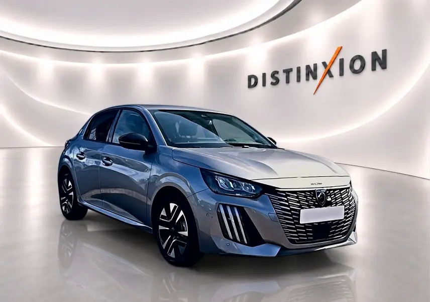 Peugeot 208 gris artense vue 3/4 avant droit, avec calandre large et phares LED distinctifs dans un showroom lumineux.