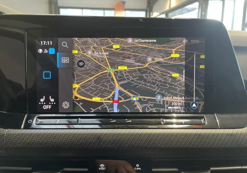 Écran tactile central du tableau de bord de la Volkswagen Golf 1.5 eTSI 2024 avec navigation affichée.