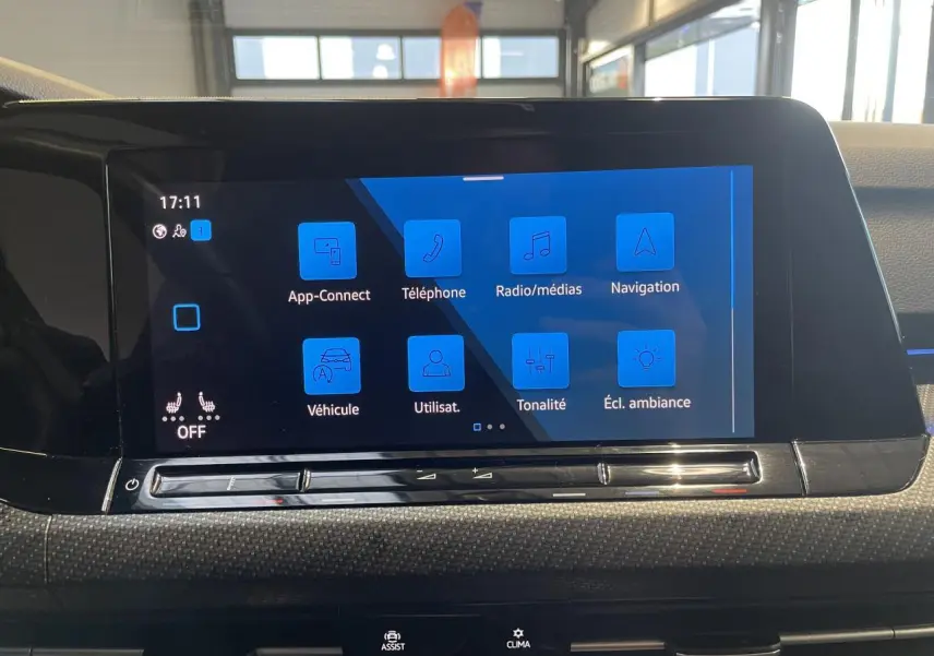 Écran tactile central de la Volkswagen Golf VIII R-Line noir, affichant le menu principal du système multimédia.