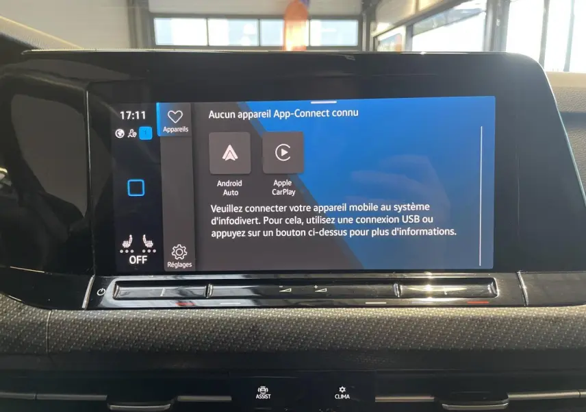 Écran tactile central de la Volkswagen Golf VIII R-Line noir, affichant le menu App-Connect, vue de face intérieure.