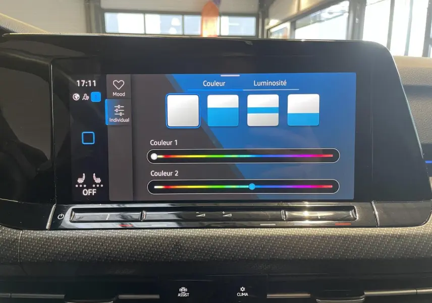 Écran tactile intérieur de la Volkswagen Golf 2024 affichant le réglage des couleurs d'ambiance.