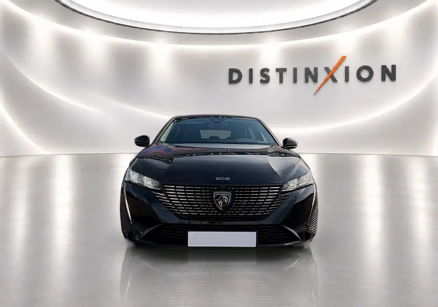Vue frontale d'une Peugeot 308 noire 2025 avec calandre distinctive et éclairage LED, sur fond blanc lumineux.