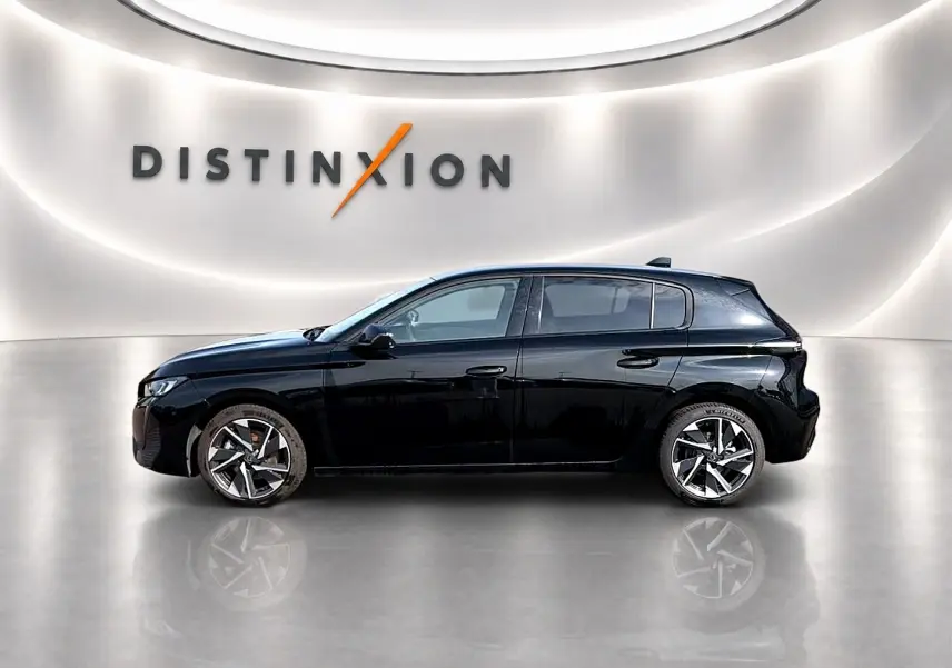Profil côté gauche d'une Peugeot 308 noire 2025 avec jantes alu, dans un showroom au mur lumineux "DISTINXION".