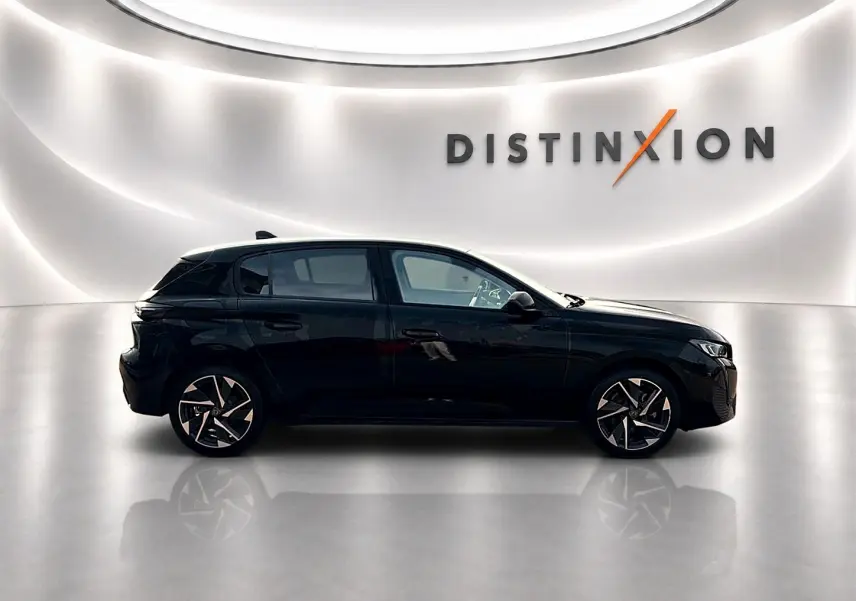 Peugeot 308 1.5 BlueHDi 130 Allure noir vue de profil côté gauche avec jantes alu stylisées dans un studio lumineux.