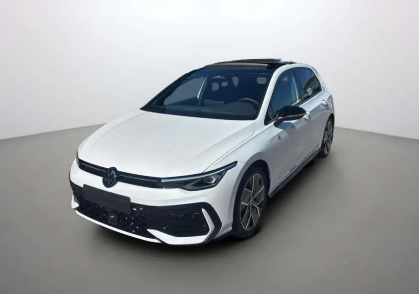 Volkswagen Golf E-TSI 150 R-Line blanc oryx vue 3/4 avant avec toit ouvrant panoramique noir et jantes 18 pouces.