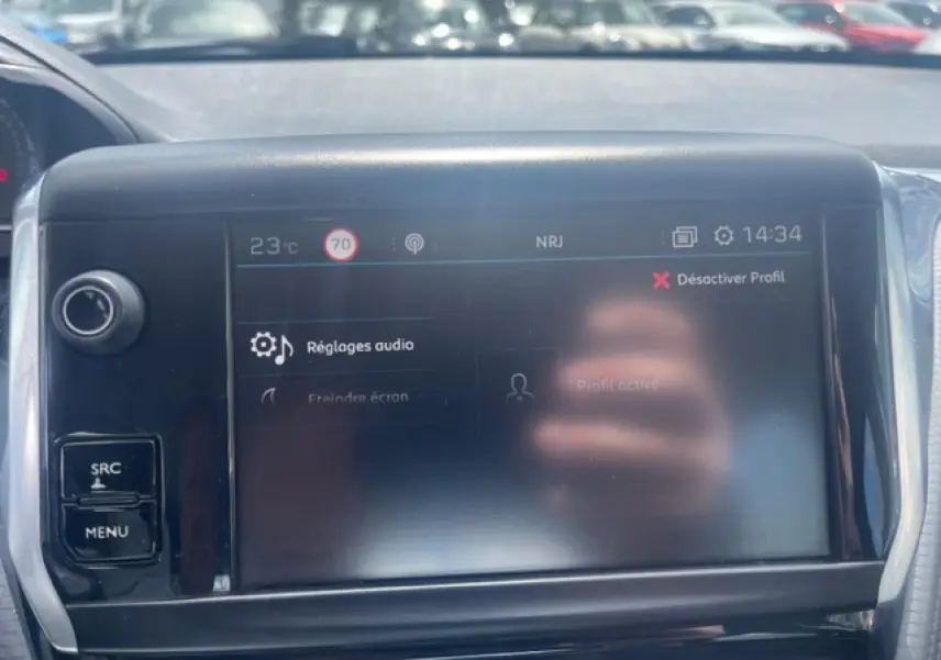Écran tactile central de la Peugeot 208 blanc perle, affichant les réglages audio avec commandes autour.