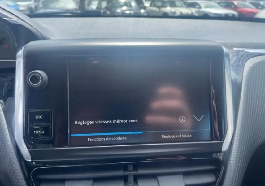 Écran tactile central de la Peugeot 208 blanc perle, affichant les réglages de vitesses mémorisées.