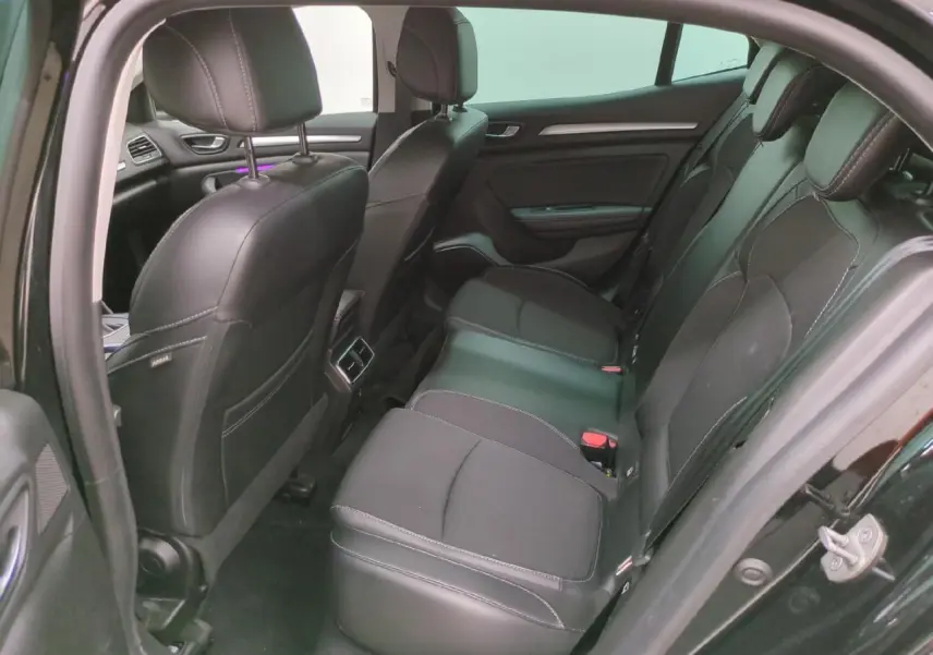 Vue intérieure côté gauche sur la banquette arrière noire en similicuir et tissu de la Renault Mégane 2023 noir métal.