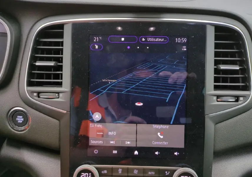 Vue rapprochée de la console centrale avec écran tactile 9,3 pouces affichant la navigation dans une Renault Mégane noire.