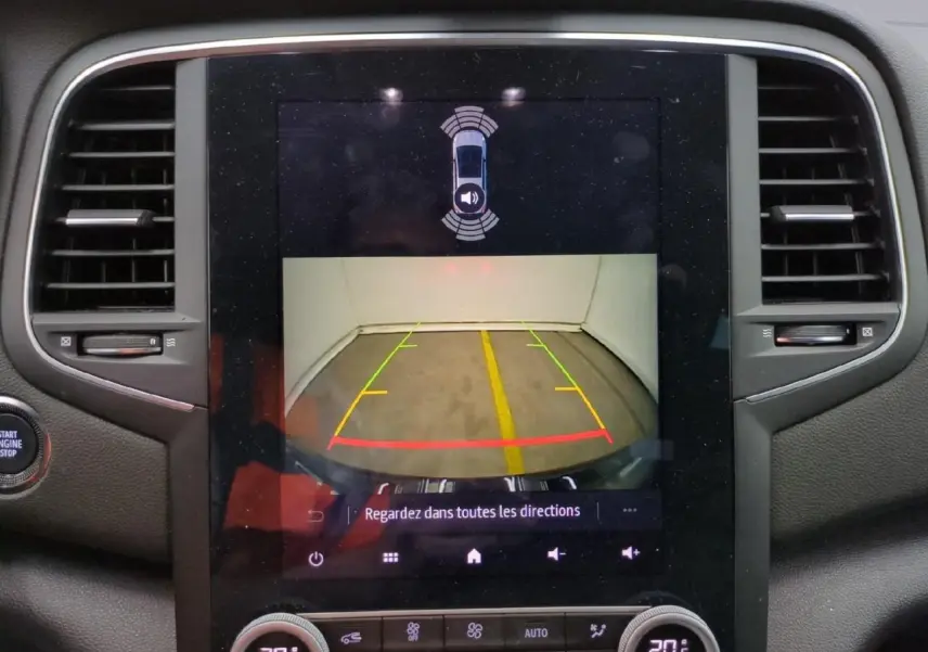 Vue rapprochée de l’écran tactile central affichant la caméra de recul de la Renault Mégane noire métal 2023.