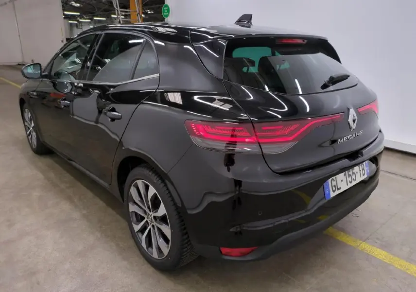 Vue 3/4 arrière droite d'une Renault Mégane noire métallisée avec feux arrière LED et jantes alliage 17 pouces.