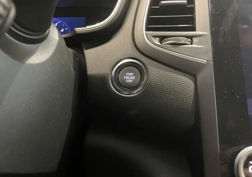 Gros plan sur le bouton Start Engine Stop noir dans l’habitacle de la Renault Mégane Intens 2023.