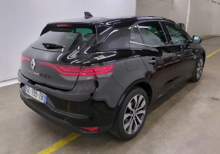 Renault Mégane noire métal vue 3/4 arrière droit, avec feux arrière LED et jantes alliage 17 pouces.