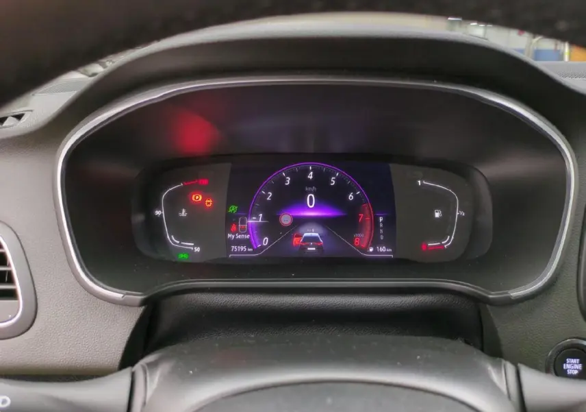 Vue rapprochée du tableau de bord numérique de la Renault Mégane 2023, affichage couleur avec compte-tours violet.