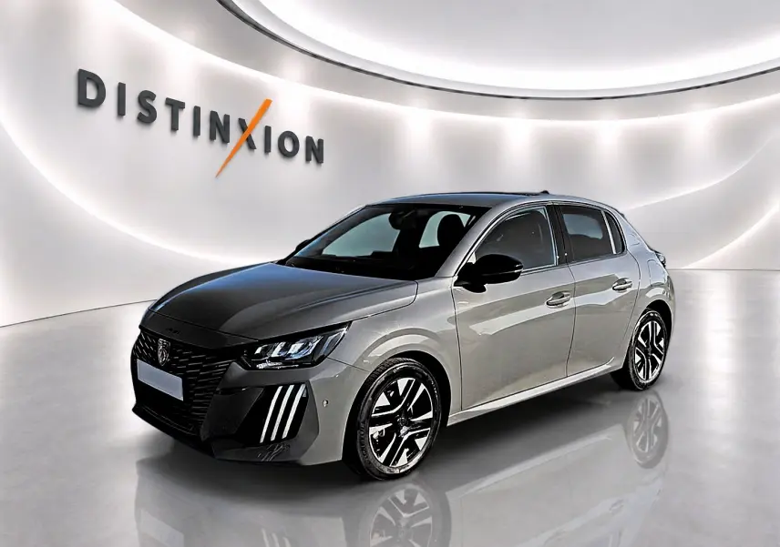 Peugeot 208 gris selenium vue 3/4 avant droit en intérieur avec jantes alu et signature lumineuse LED verticale.