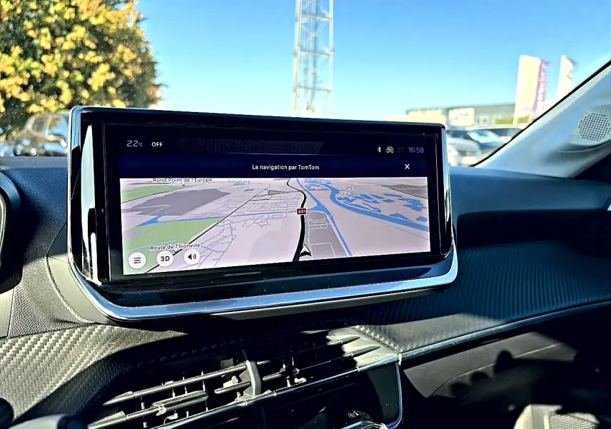 Écran tactile central affichant la navigation dans l'habitacle gris selenium de la Peugeot 208 1.2 100 Allure.
