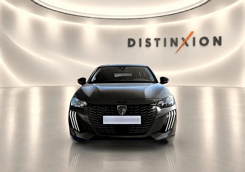 Peugeot 208 1.2 100 Allure gris selenium vue de face dans un showroom lumineux avec logo Distinxion en arrière-plan.