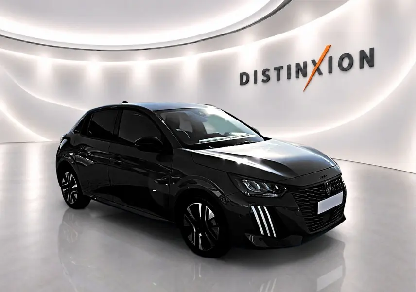 Peugeot 208 gris selenium vue 3/4 avant droit dans un showroom lumineux avec éclairage mural design.