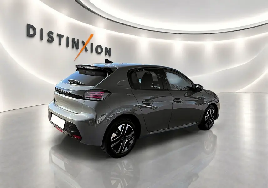 Peugeot 208 gris selenium vue 3/4 arrière droit en showroom avec jantes alu et feux arrière LED.