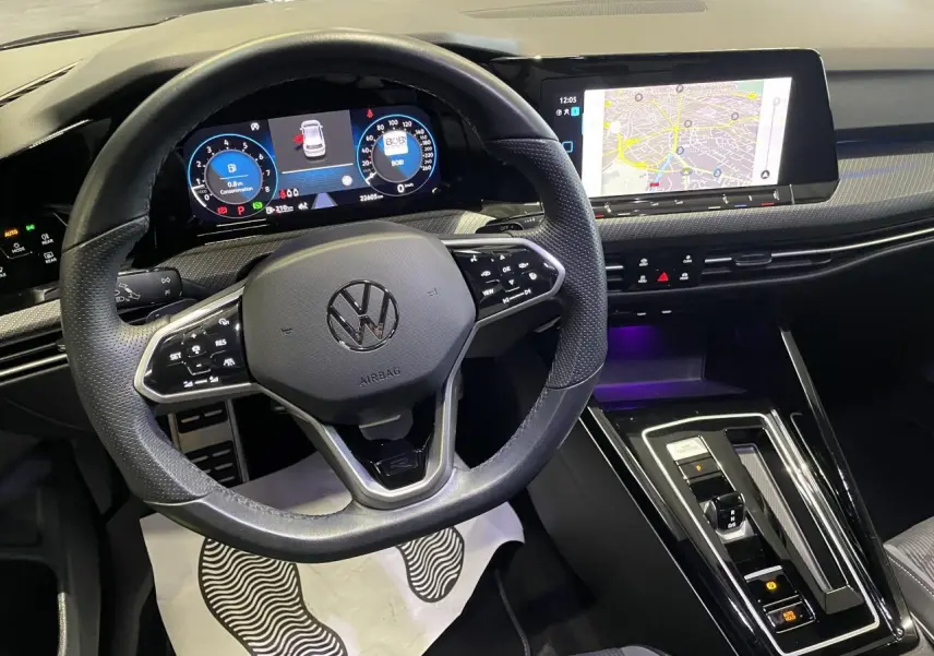Vue intérieure centrée sur le volant cuir multifonctions et le tableau de bord digital de la Volkswagen Golf VIII R-Line Black.