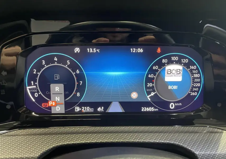 Combiné d'instruments digital de la Volkswagen Golf VIII R-Line Black, affichage vitesse et température, vue de face.