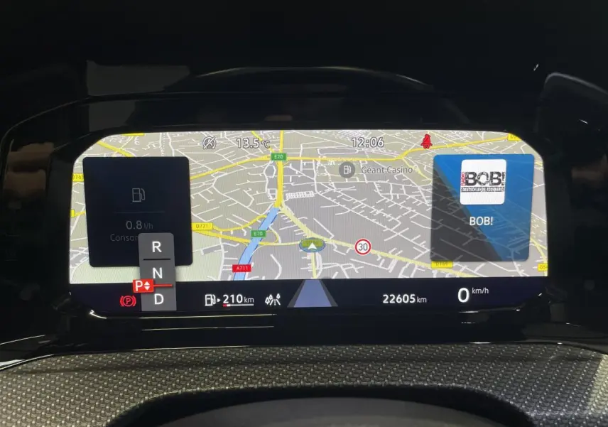 Affichage numérique du tableau de bord de la Volkswagen Golf VIII R-Line Black, montrant la navigation et les informations de conduite.