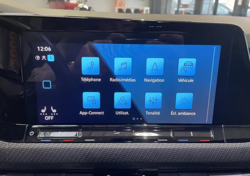 Écran tactile central du tableau de bord de la Volkswagen Golf VIII R-Line Black 2024, affichant le menu multimédia.