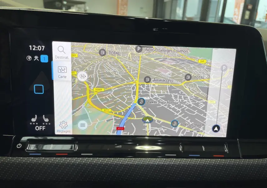 Écran tactile du système de navigation de la Volkswagen Golf 1.5 eTSI 2024, affichant une carte détaillée.
