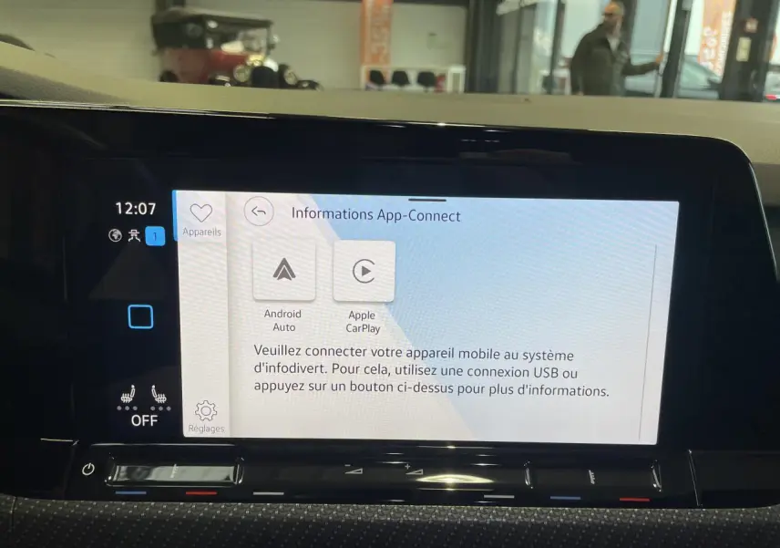 Écran tactile intérieur de la Volkswagen Golf 2024 affichant l'interface App-Connect, vue frontale.