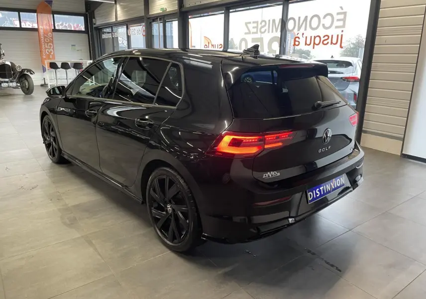 Volkswagen Golf VIII R-Line Black noir métal vue 3/4 arrière droit en intérieur avec jantes noires 18 pouces.