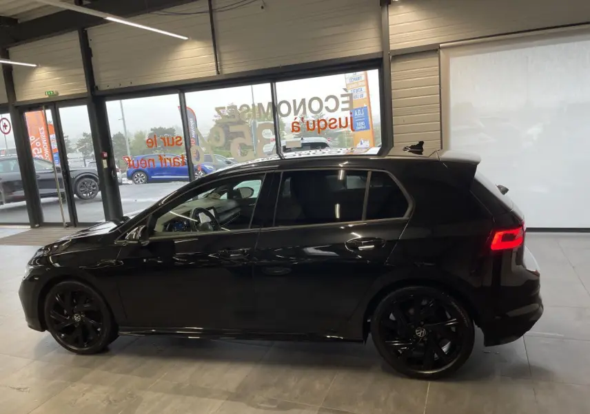 Volkswagen Golf VIII R-Line Black noir métal vue de profil côté gauche avec jantes noires 18 pouces Bergamo.