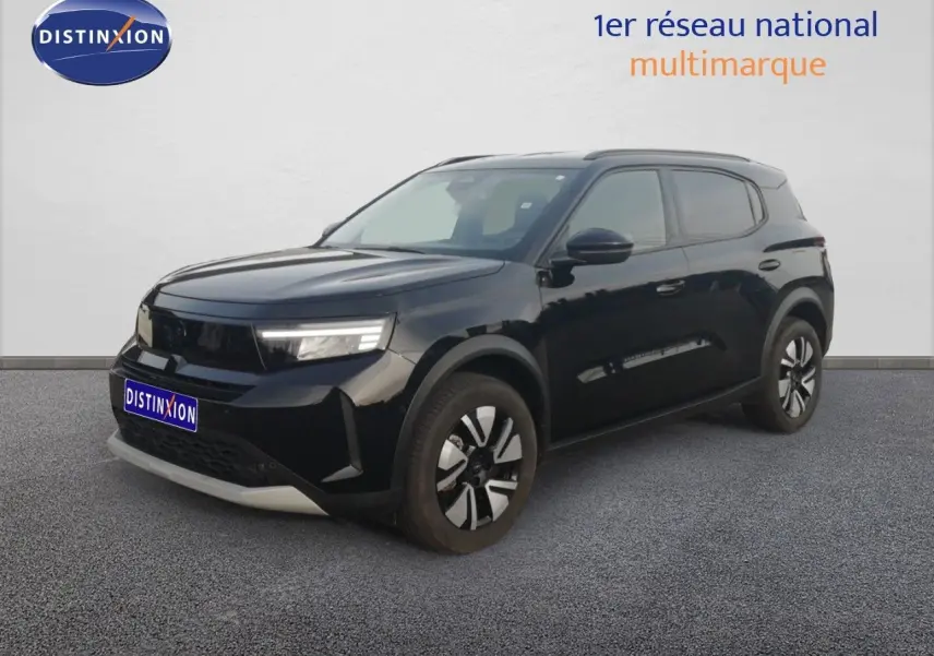 Opel Frontera noir Karbon en 3/4 avant droit, SUV compact avec jantes bicolores et calandre moderne.