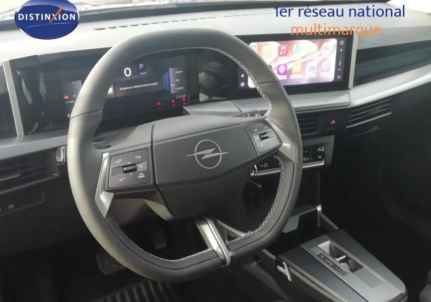 Vue intérieure centrée sur le volant noir de l'Opel Frontera 2025 avec tableau de bord numérique et écran tactile.