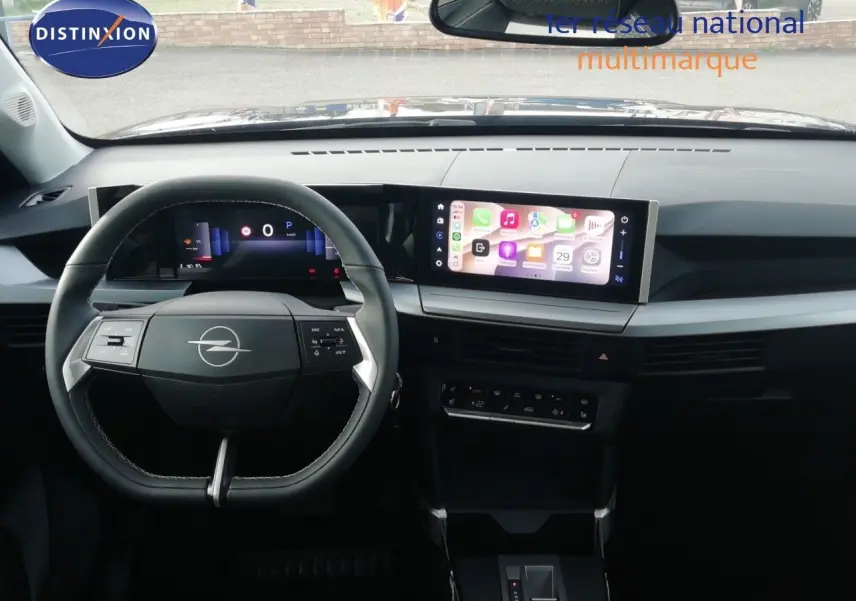 Vue intérieure frontale du tableau de bord noir Karbon de l'Opel Frontera 2025 avec écran tactile et volant multifonction.