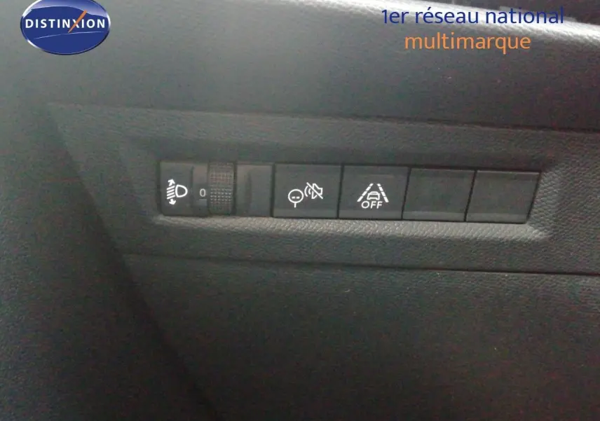 Gros plan sur les commandes de réglage des phares et aides à la conduite dans l'habitacle de l'Opel Frontera noir Karbon.