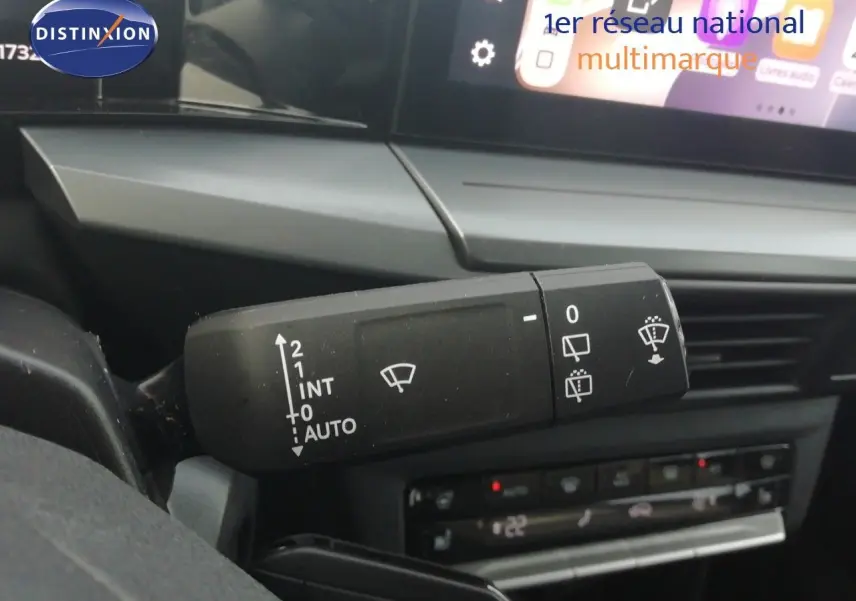 Gros plan sur la commande des essuie-glaces dans l’habitacle de l’Opel Frontera 2025 noir Karbon, avec tableau de bord moderne.