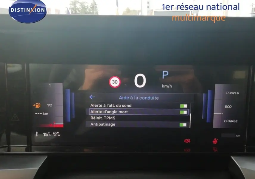 Tableau de bord numérique de l'Opel Frontera 2025 affichant les aides à la conduite et la vitesse à l'arrêt.