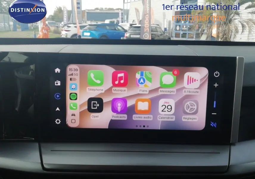 Écran tactile central de l’Opel Frontera 2025 affichant les applications connectées, intérieur gris noir.
