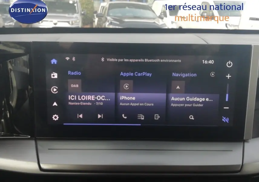 Écran tactile central de l’Opel Frontera 2025 affichant radio, Apple CarPlay et navigation, vue intérieure frontale.