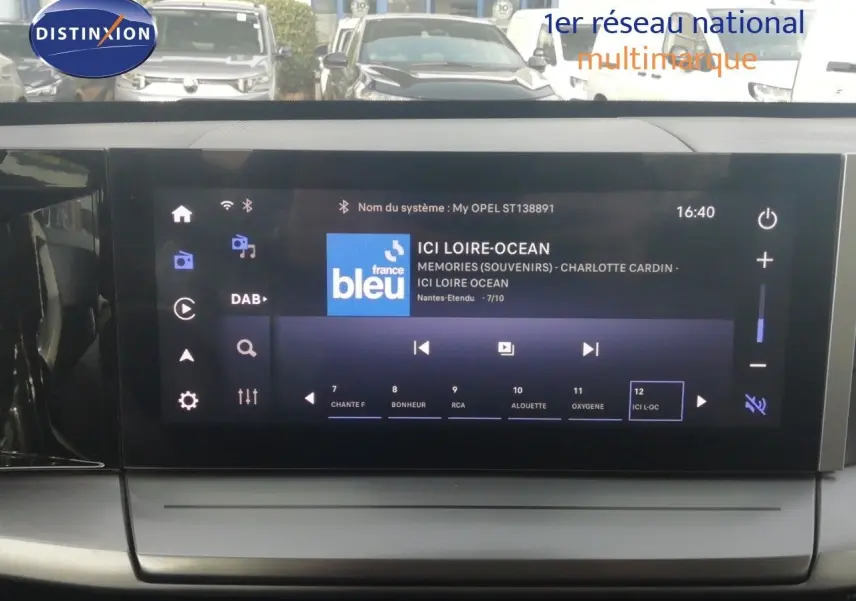 Écran tactile central de l’Opel Frontera 2025 affichant la radio numérique avec interface moderne et design épuré.