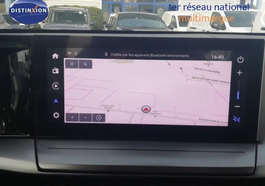 Écran tactile central affichant la navigation GPS dans l'habitacle d'une Opel Frontera noir Karbon, vue de face.