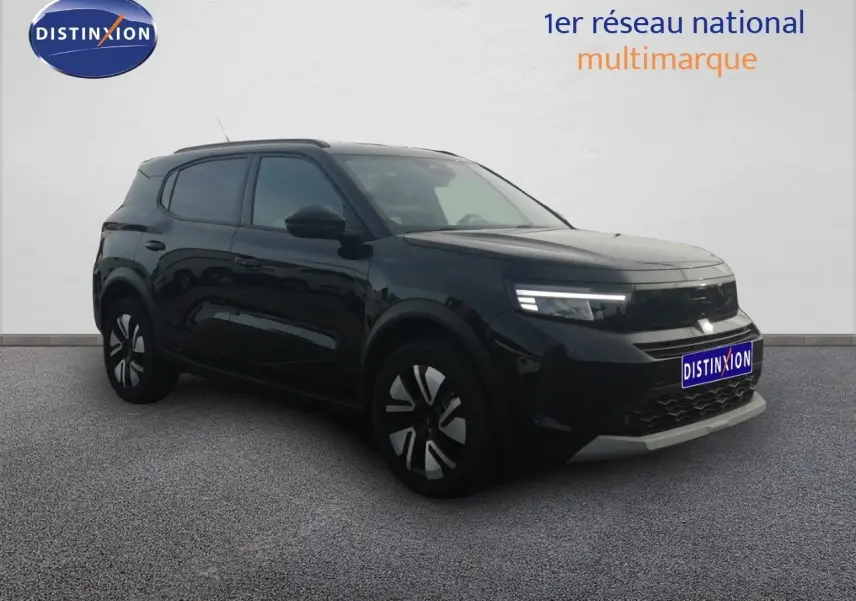 Opel Frontera noir Karbon en 3/4 avant droit, avec jantes bicolores et calandre moderne.