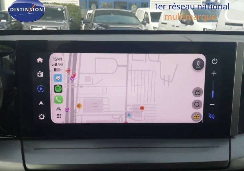 Écran tactile central affichant la navigation GPS dans l’habitacle de l’Opel Frontera noir Karbon 2025.