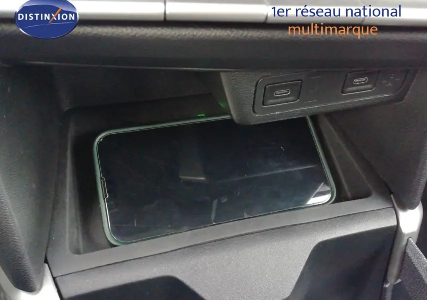 Vue rapprochée de la console centrale de l’Opel Frontera 2025, montrant un smartphone posé sous deux ports USB-C.