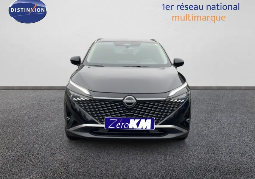 Vue avant du Nissan Qashqai 2025 noir perle métal avec calandre distinctive et phares LED fins allumés.